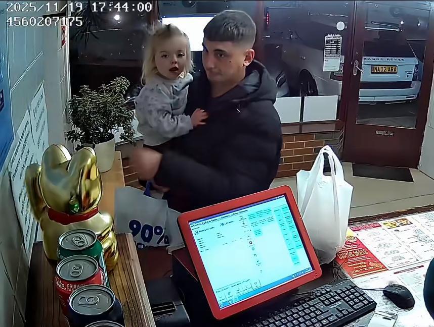 英国小伙抱着孩子把中餐馆的招财猫给偷了，餐馆老板曝光视频，小伙迫于压力又把招财猫