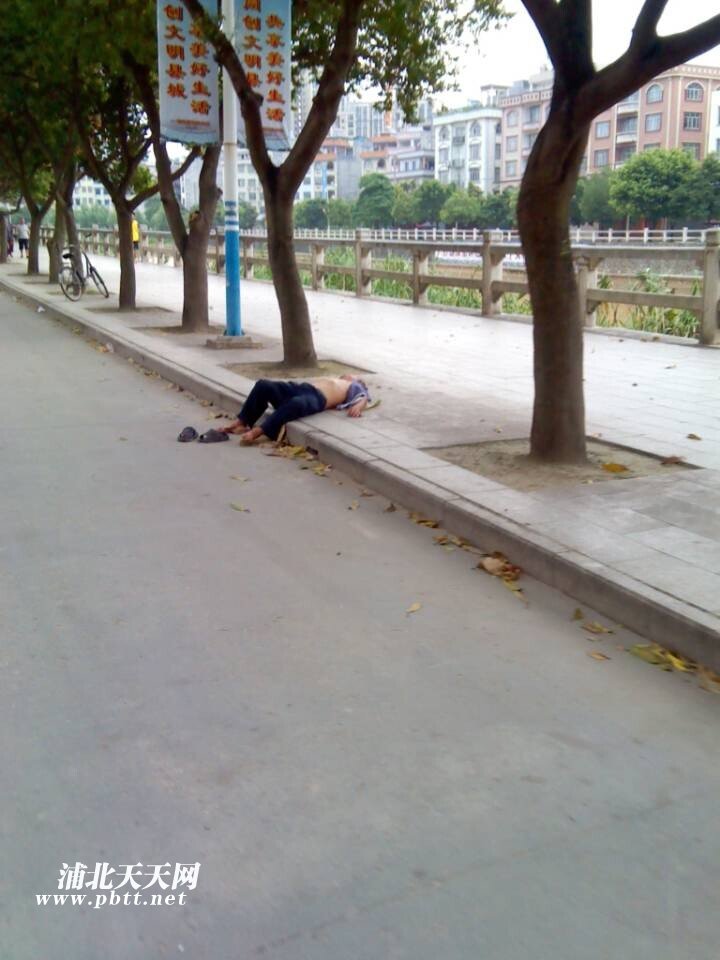 醉汉昏睡路边,被叫醒后跑到另一处路边继续睡,民警不断接到群众的报警