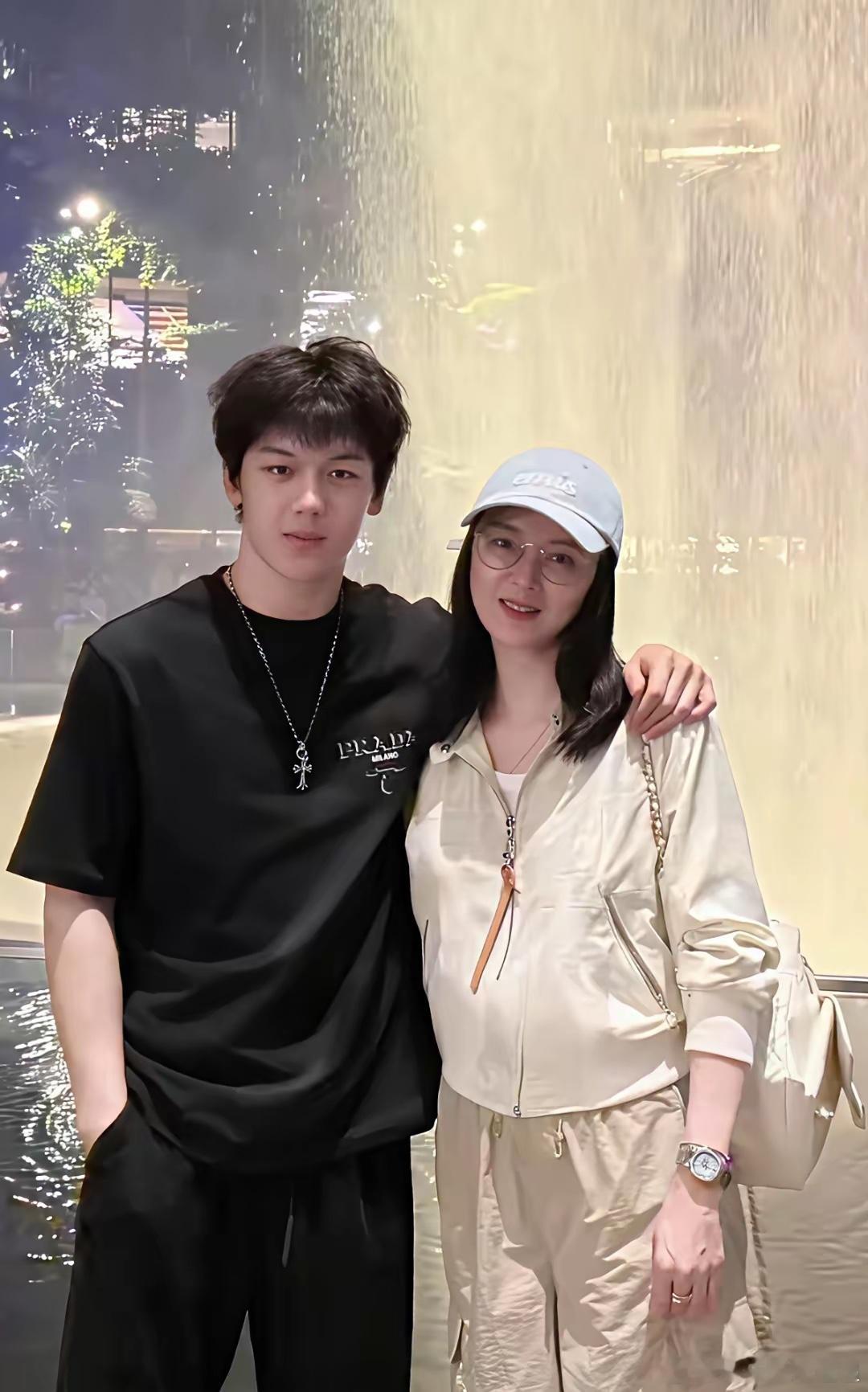 别晒娃了。看完王艳和她儿子，我默默删掉了手机里的九宫格。她搂住21岁儿子肩膀的照