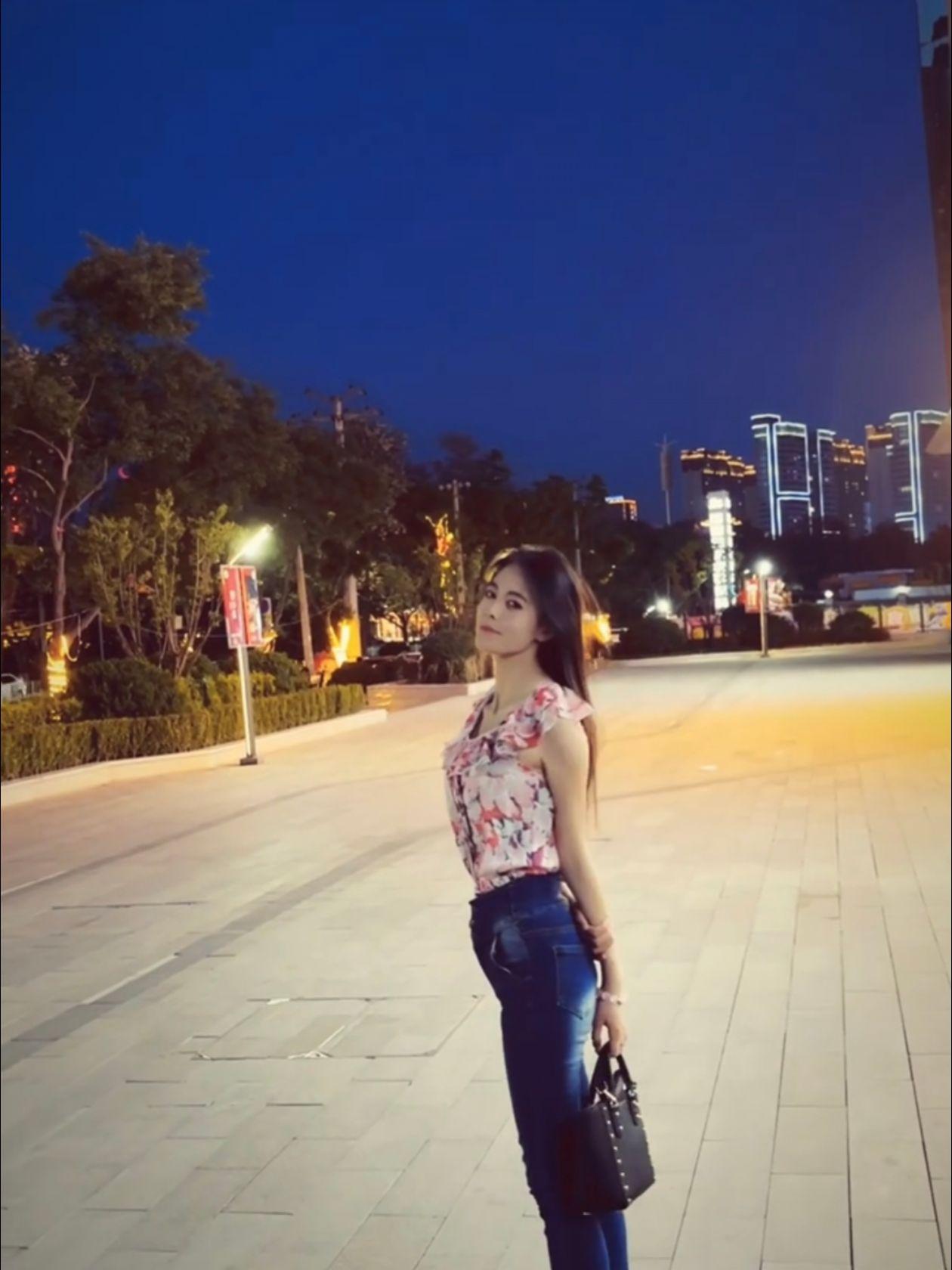 好身材好气质 御姐范 性感面前可爱一文不值 无处安放的大长腿
