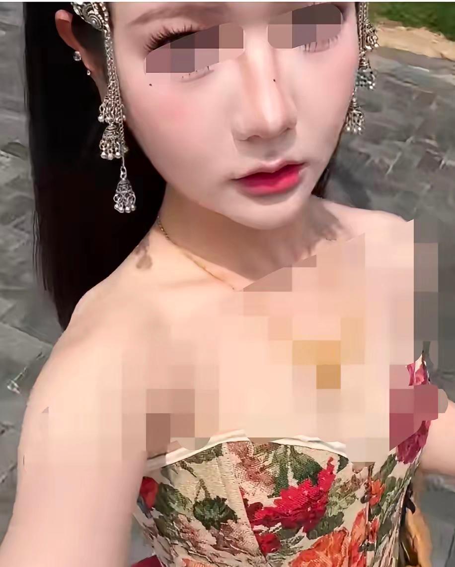 近日徐州宝莲寺一事引发热议，有女子身着裹胸上衣入寺被工作人员劝阻，直言寺院规矩迂