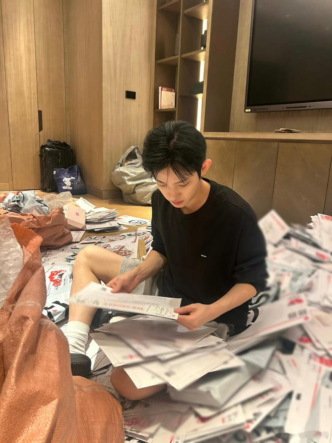 哈哈哈哈哈这个画面感也太强了！“酒店堆成菜鸟驿站”——朴时宇大概以为自己只是开个