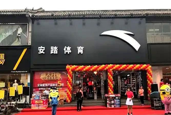 安踏与耐克实力对比：先看公司营收这块儿，安踏去年干到708亿人民币，耐克直接甩
