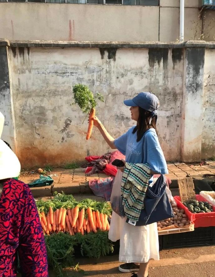 最近董洁现身云南，她这次搭配的很有清新时尚感，像个漂亮的美少女。董洁特意去了