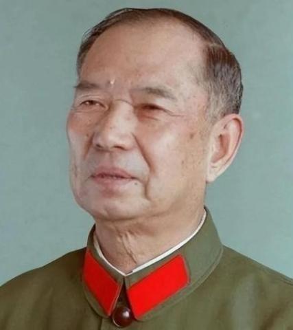 1982年，开国少将尤太忠视察部队，见一副团长好生眼熟，暗骂一句大事不好，立刻打