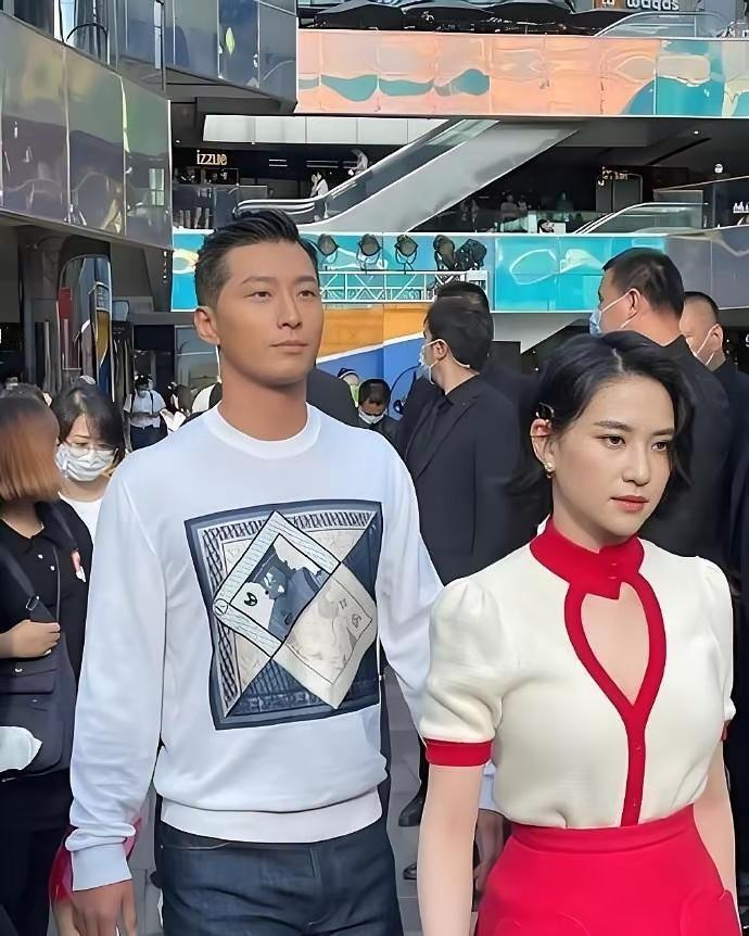 婚礼也办了也在一起居住了就是不领证难道他俩在试婚吗也难怪何超琼一脸怨妇的