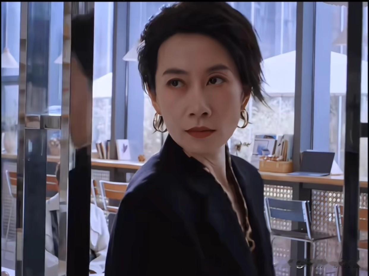 《迷墙》里最惊人的不是剧情，是温峥嵘的眼睛她想通过痛苦，来证明她还活着。