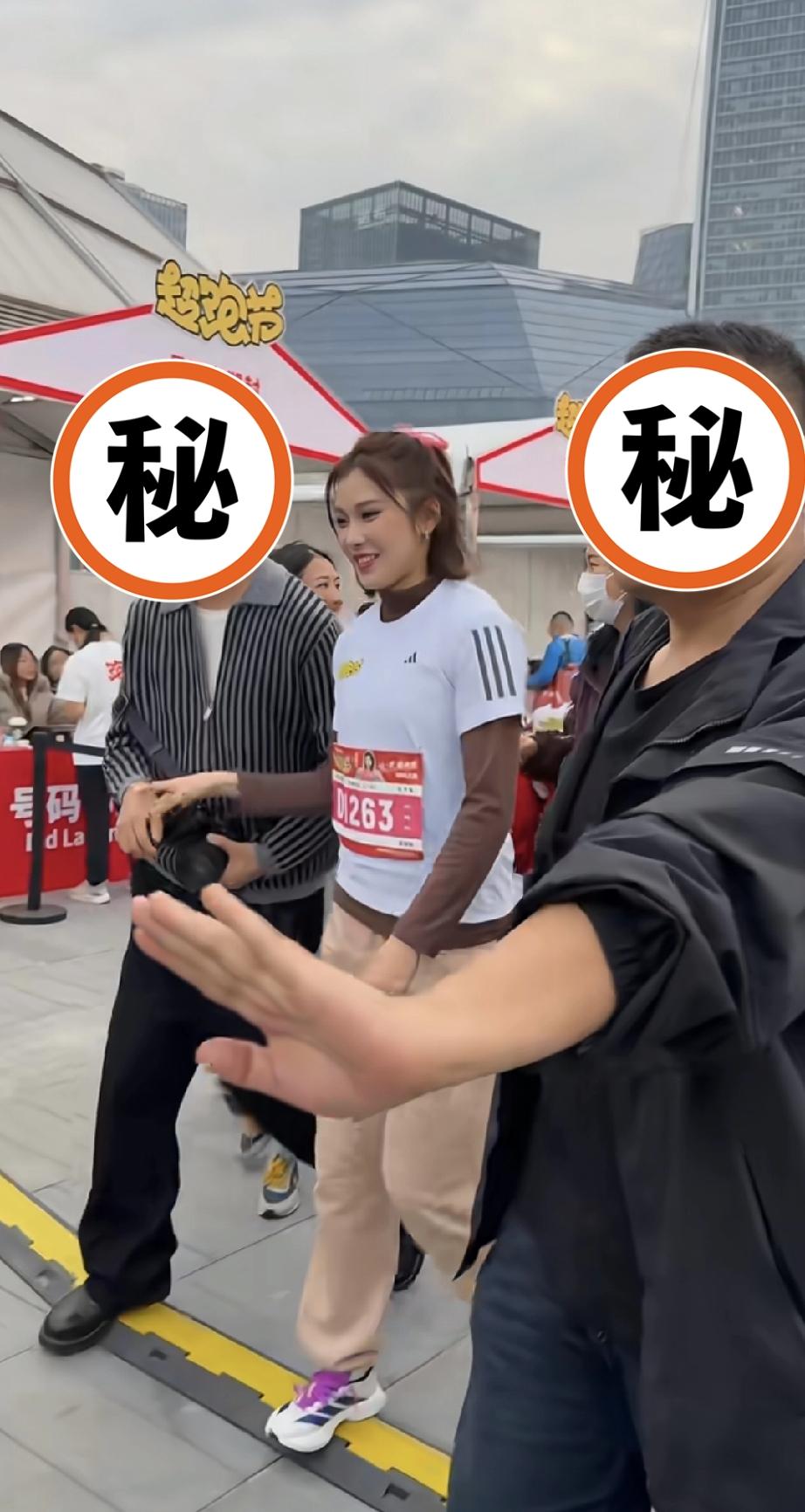 吴艳妮错失冠军后首次参加活动，仿佛明白了为什么她在比赛前化妆了，这不就找到答案了