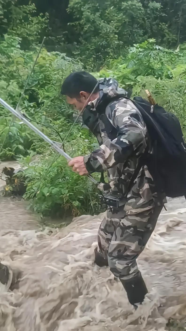 天降暴雨，牟奶爸背上苹果、竹笋、胡萝卜和窝窝头找到贤贤和贤贤崽。它们安然无恙，已