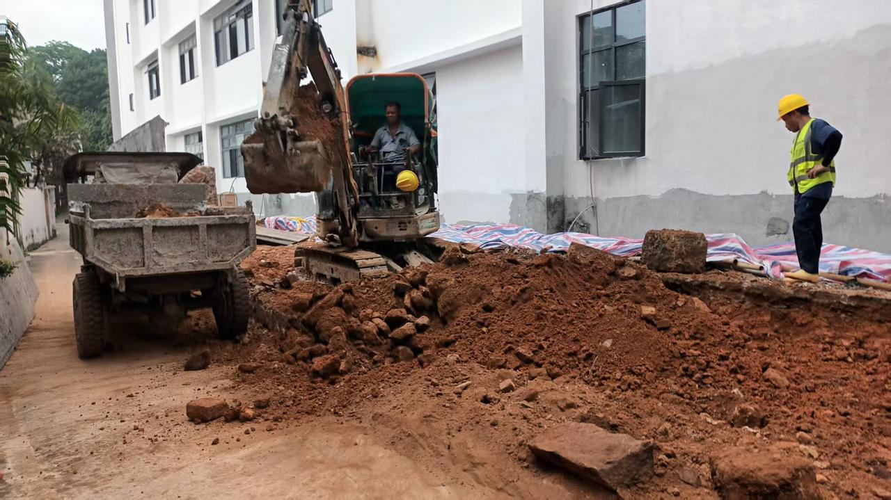 扒沙街的城墙砖被当垃圾处理[哭哭][哭哭][哭哭]有附近的街坊需要的过去执一下，
