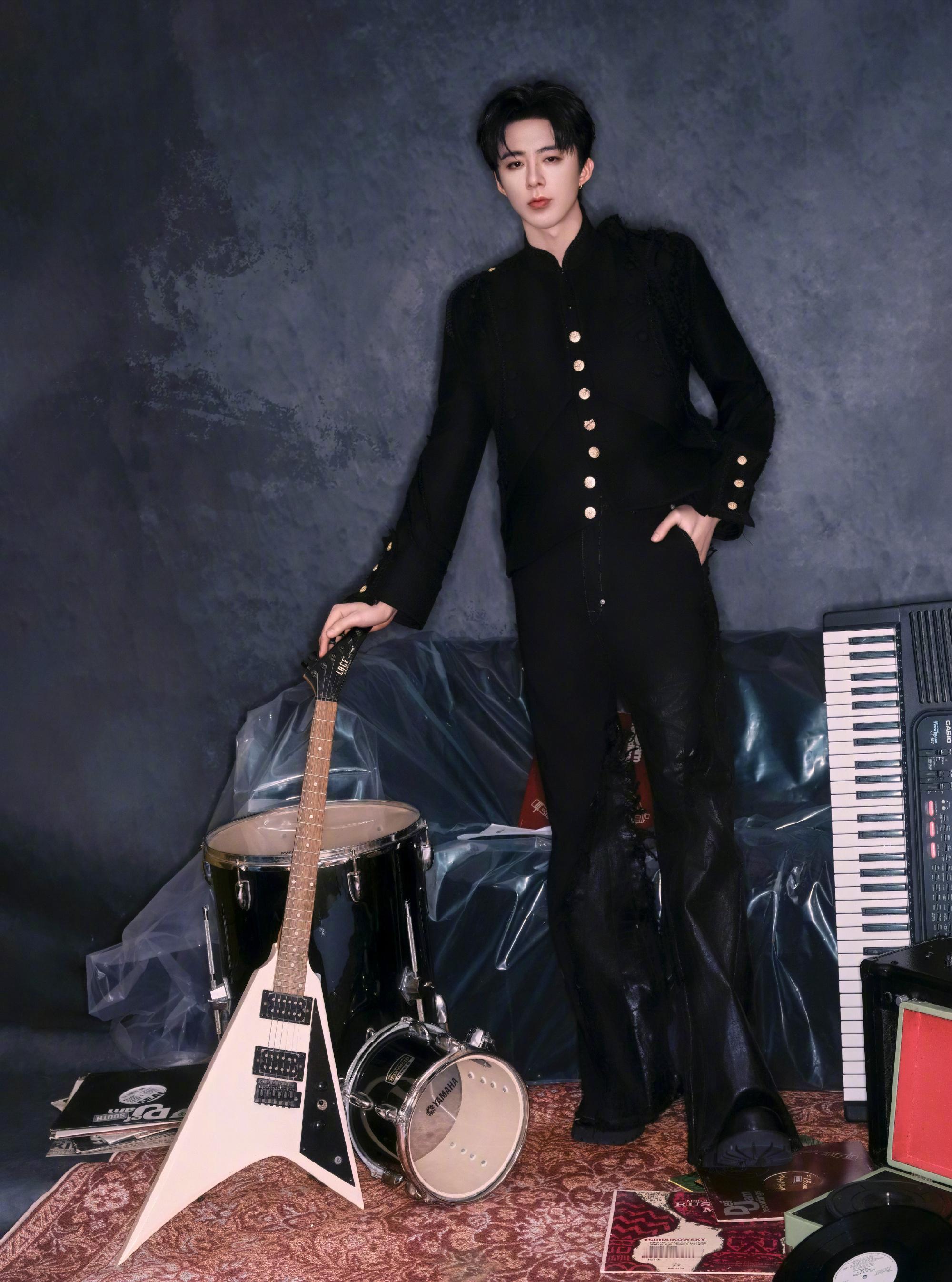 刘宇宁今日造型图集，穿着硬朗夹克配皮革拼接牛仔裤，不同以往的风格，变身利落