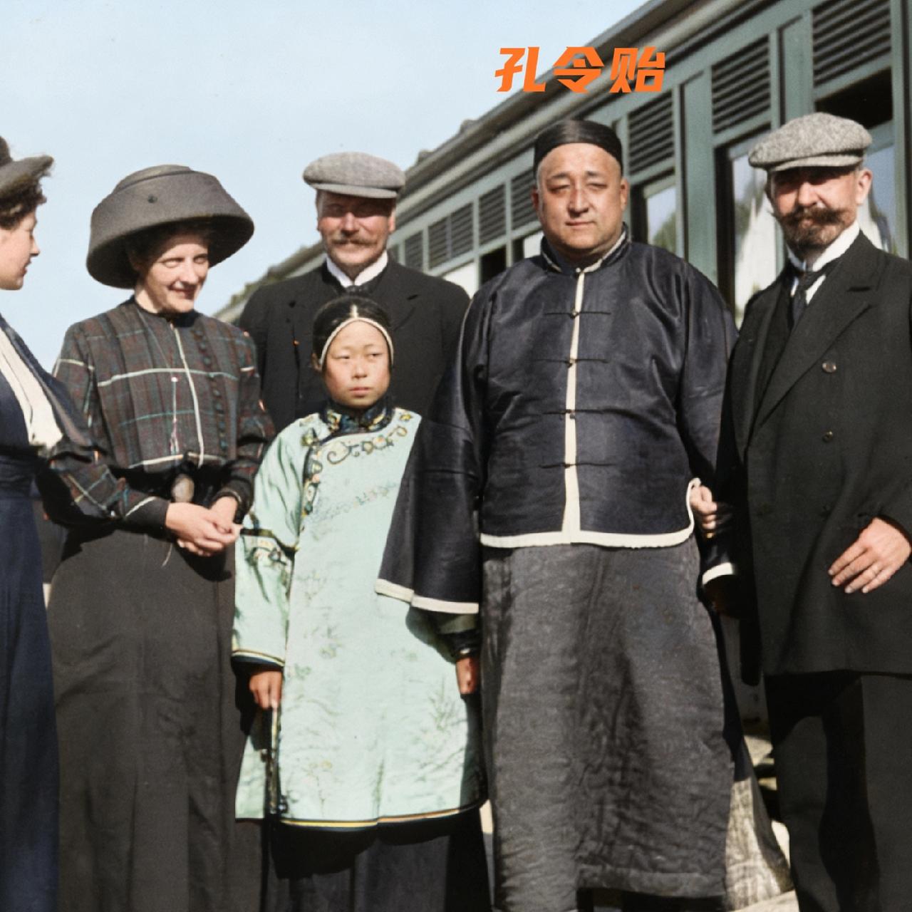 1910年，“衍圣公”孔令贻和夫人，会见洋人时，一张罕见的合影，仔细看会发现一个