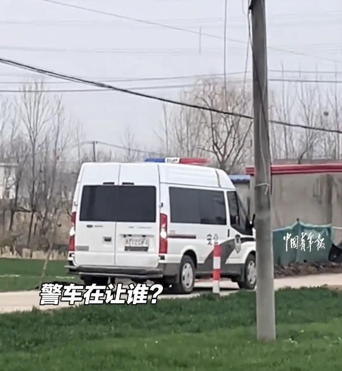 婚车不走回头路，江苏沐阳一辆警车和婚车相遇了，只见警车毫不犹豫的倒车，给婚车让路