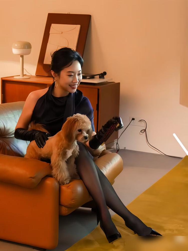 江疏影，还是被碾压了。《将至》首播，1.2亿播放量，豆瓣8.9。数据很好看