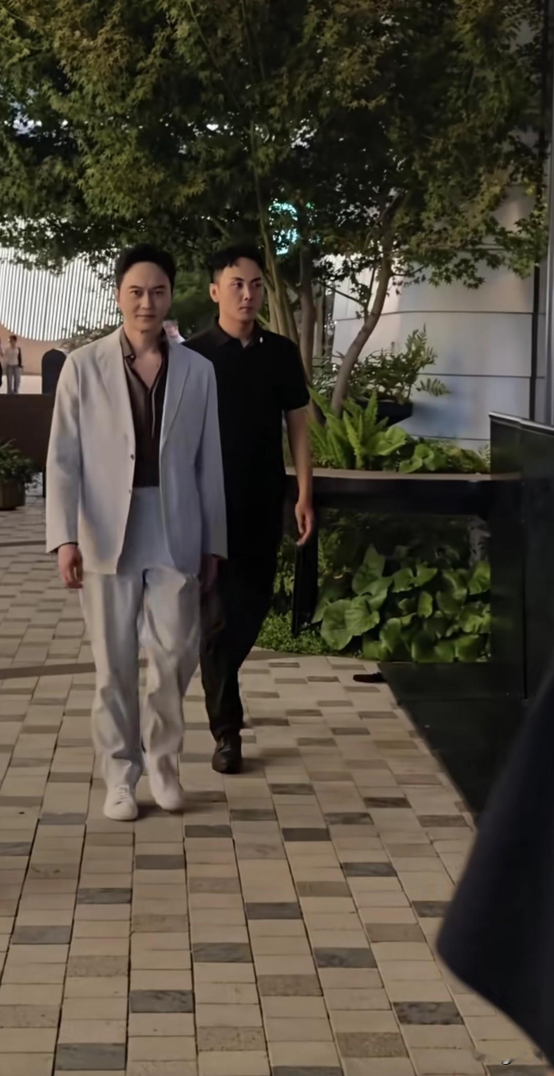 55岁依旧少年感十足！张智霖上海线下路透，眉眼笑容还是当年的模样[吐舌头眯眼睛笑][吐舌头眯眼睛笑]