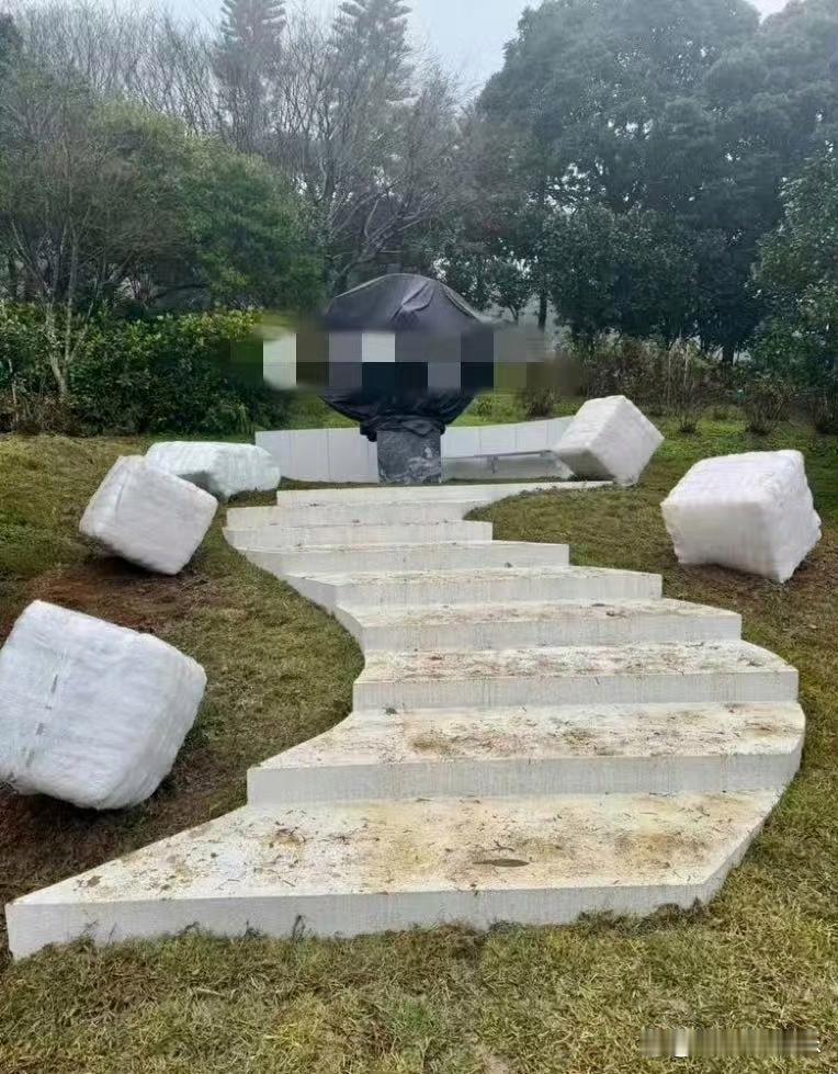 具俊晔设计的大S雕像完工了，具俊晔用实际行动向大家证明了他并不是贪图大S的钱，他