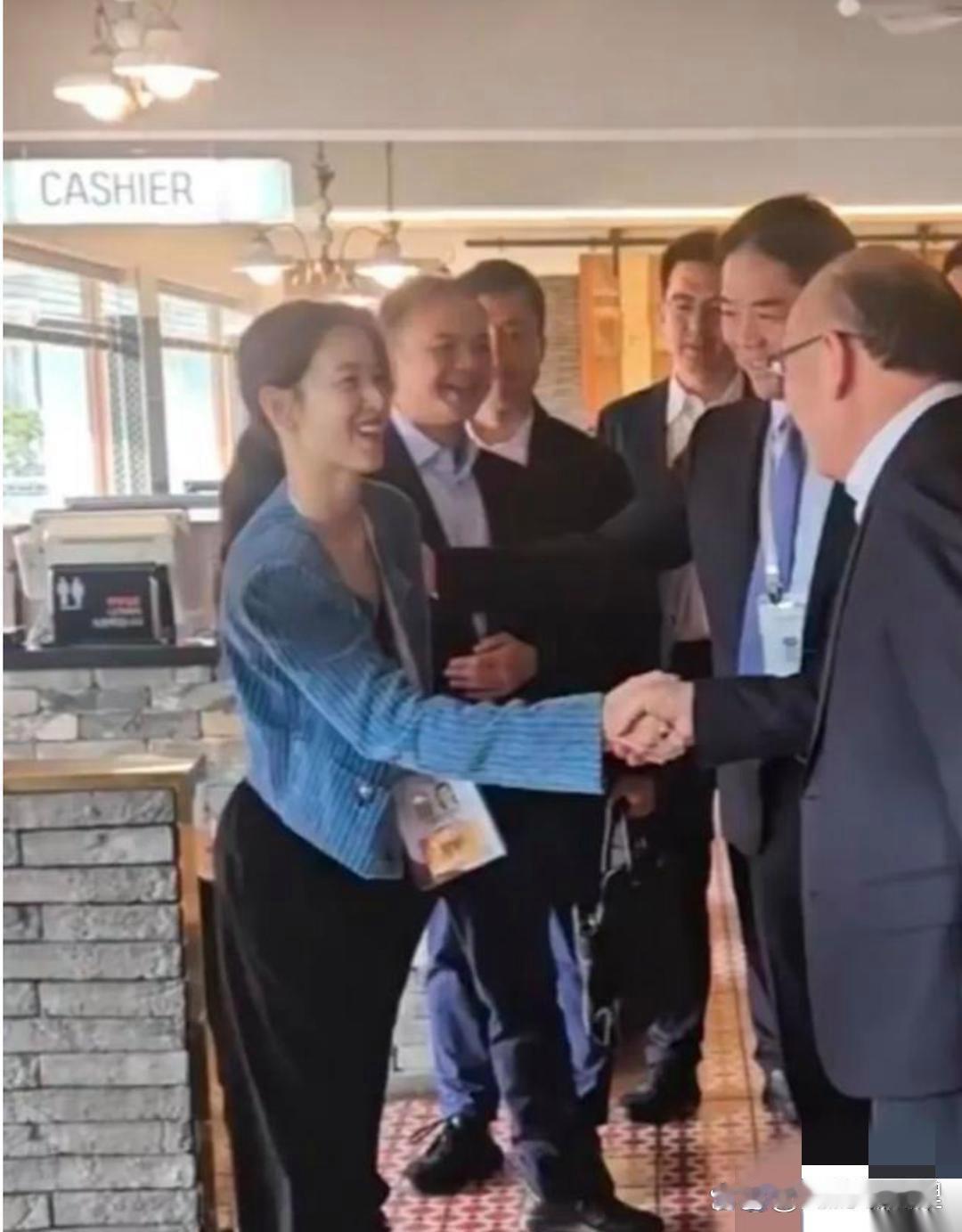 刘强东带章泽天去谈客户，她身上穿了件4万块的香奈儿外套，东哥全程满脸宠溺，眼神就没怎么离开过她。​