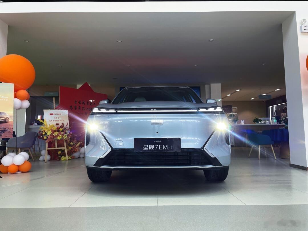 星舰7EMi的发动机舱看似“简陋”，实则藏着自吸混动的实用智慧。其1.5L自吸