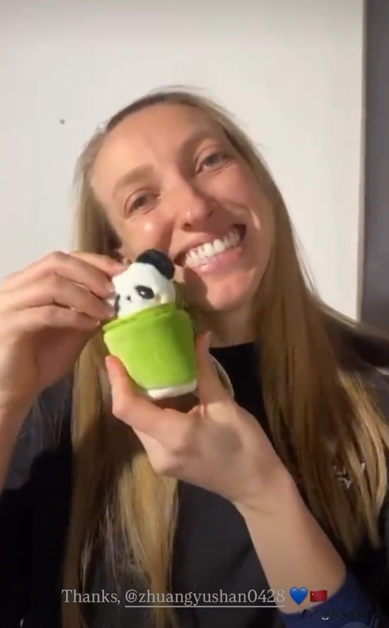 哇，这竹筒熊猫真可爱，庄宇珊真是用心了[赞]原来土超俱乐部队员今天特意晒出了雨