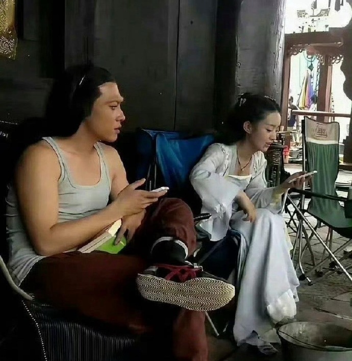 据说这是当年花千骨的拍摄花絮，没想到，粗糙的服装道具硬是演成了经典​​​