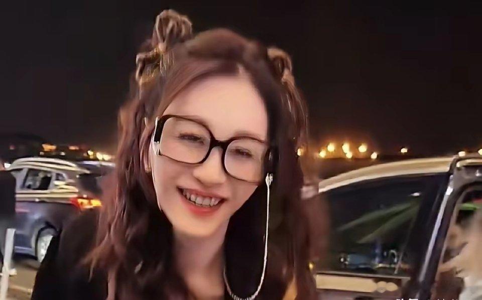 第1次看到50岁女明星，把老花镜戴出高级感：美女就是美女，真的啥都是美美的，第1