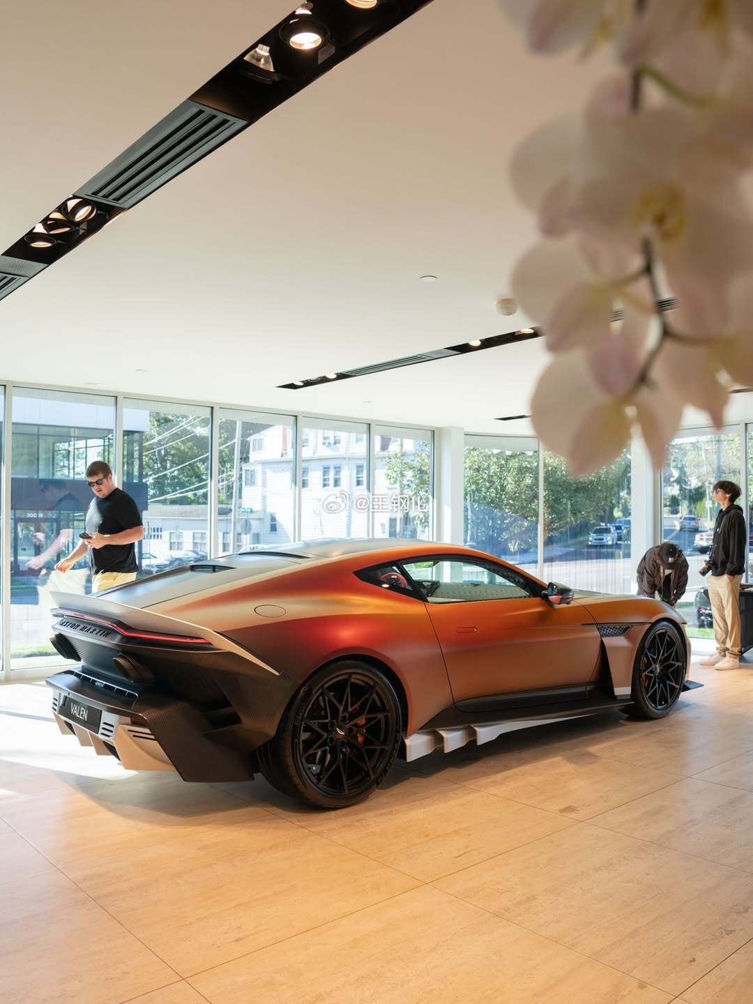 AstonMartinValen，这颜色也太绝了阿斯顿马丁​​​