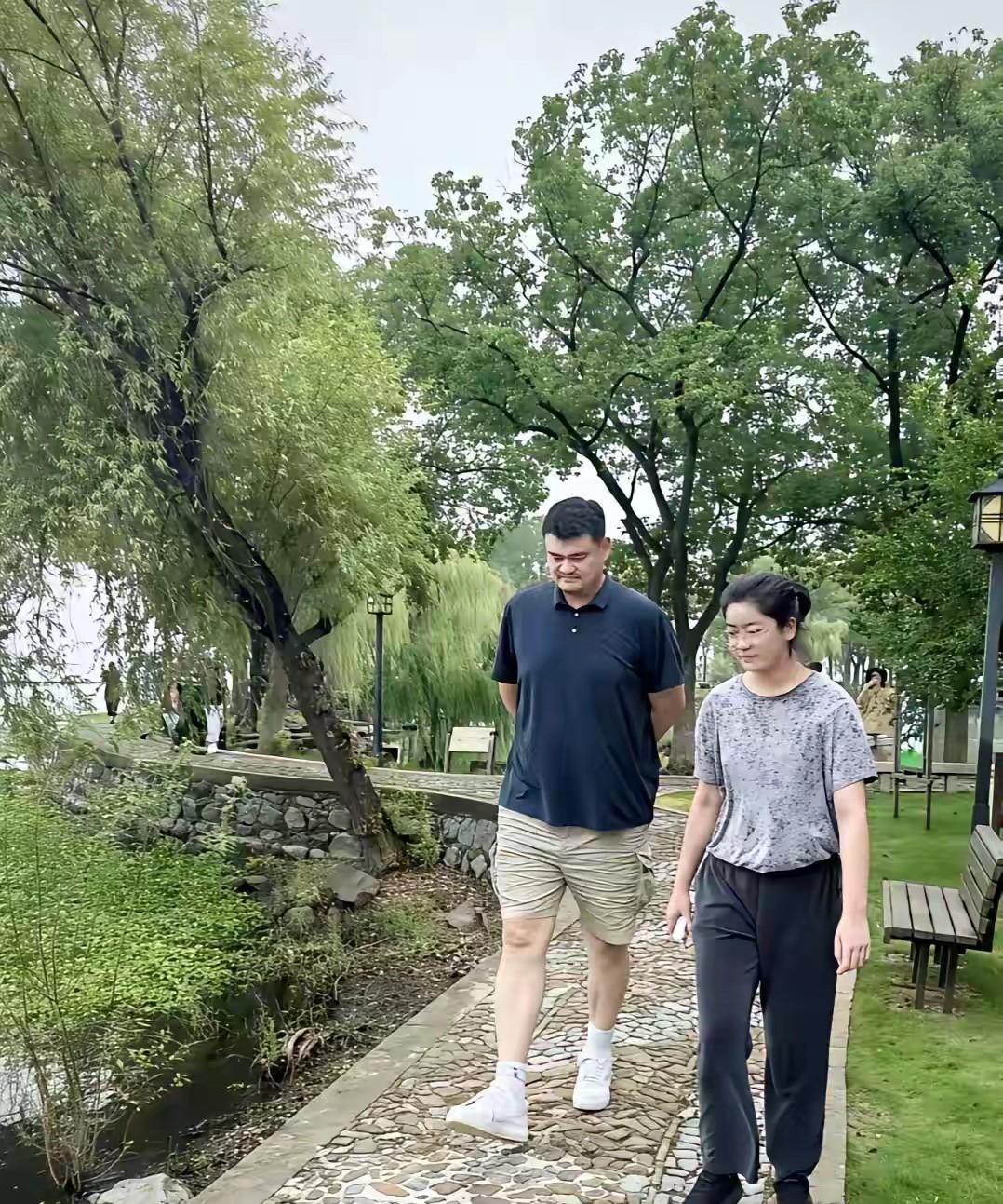 不愧是姚明的女儿啊，才15岁的姚沁蕾，身高就达到了1米9多了，看起来比妈妈叶莉都