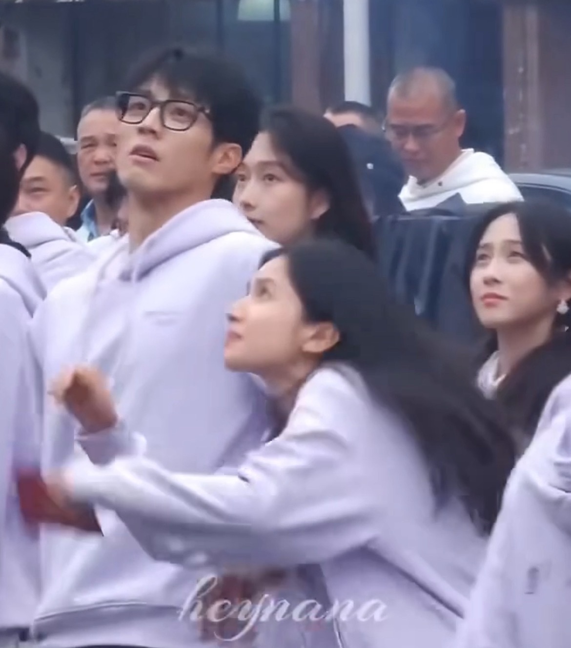 张婧仪被无人机吓到陈靖可一把护住《致我那菜市场的白月光》剧组今日开机，路透中，