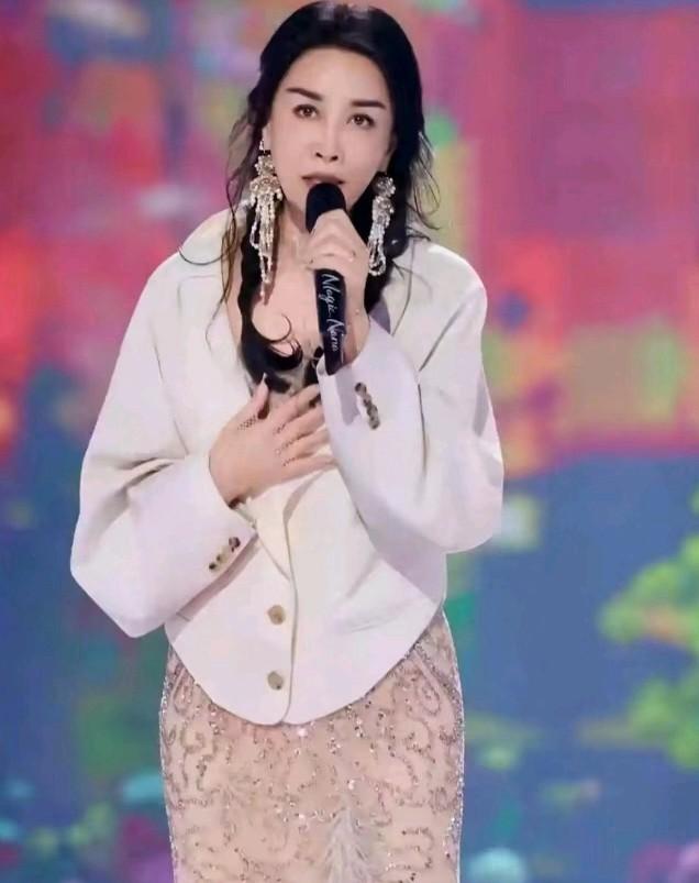 真让人意想不到，平时看起来有点男腔，还有点男人婆的那英，没想到换了发型以后，竟美