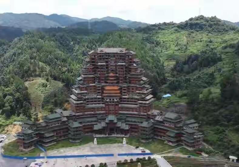 这可真是活久见！贵州那个曾经欠了2个亿的“天下第一烂尾楼”，现在居然成了国庆期间