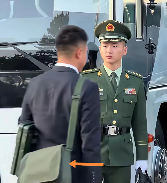 内卫的背包和挎包制服与西装