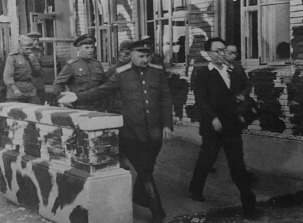 1950年，接受改造的溥仪听到“抗美援朝”的消息，当即撕开棉衣，取出印章说：“这
