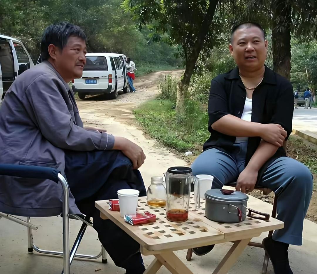 赵本山和郭德纲的区别，网友们是这么总结的，老郭是市里人，老赵是农村人。