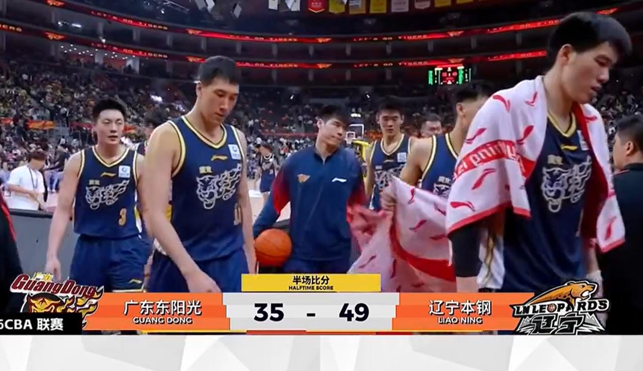 三分17中1！广东队找不到自家的篮筐，球迷：不可思议CBA常规赛，迎来了一场焦