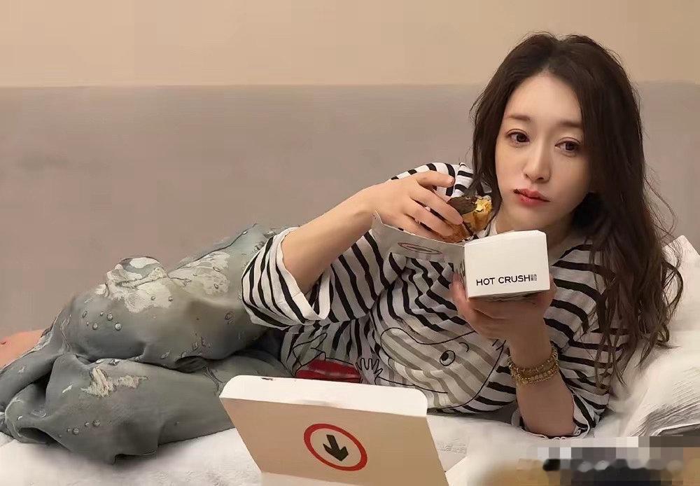 李小冉秒删博当晚，李小冉在个人社交账号上写下了一句颇为伤感的话：“有没有什么药，