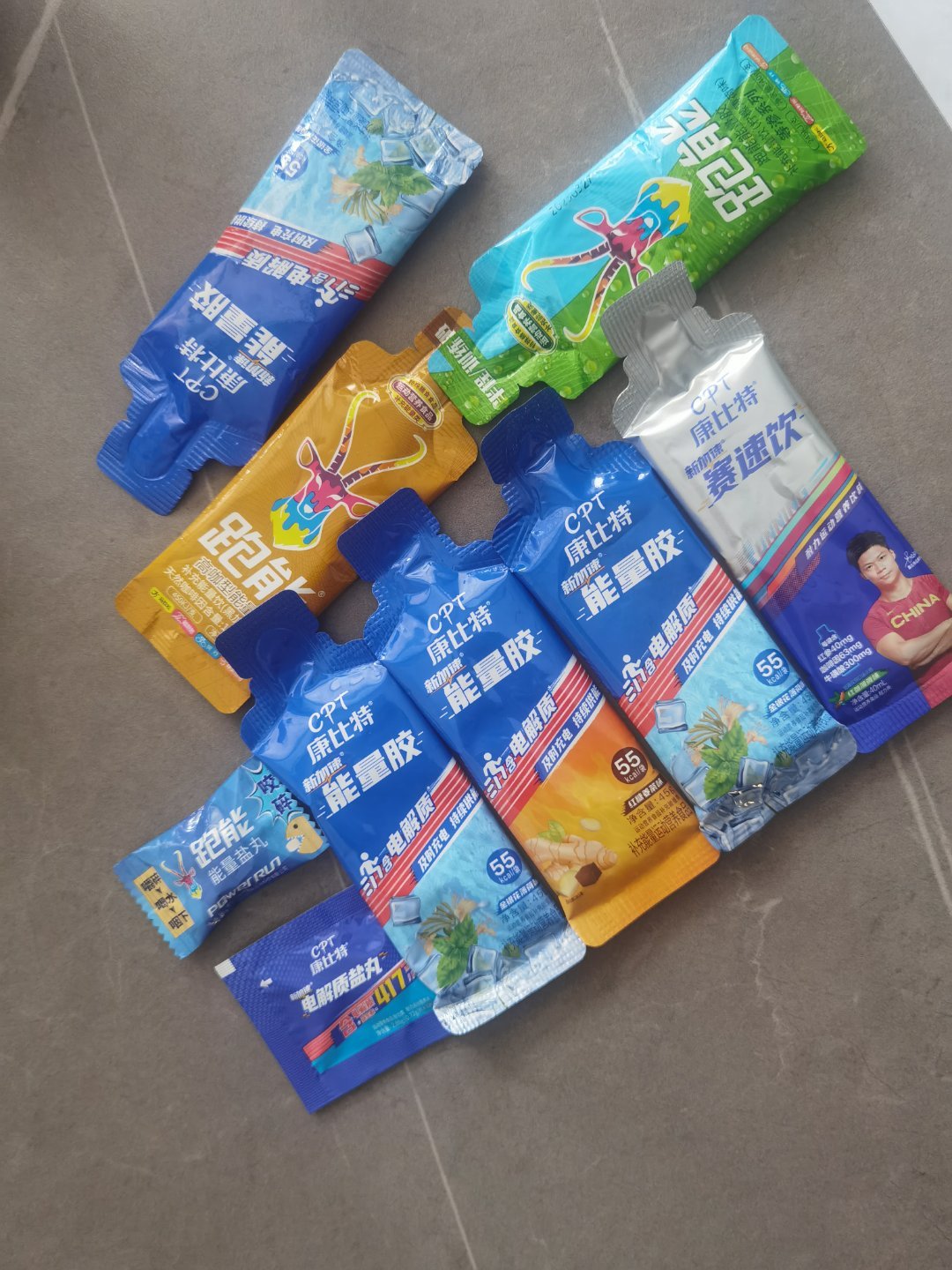 室友开始备战马拉松了，这么爱运动的人也带动不了我一点，我就愿意躺着