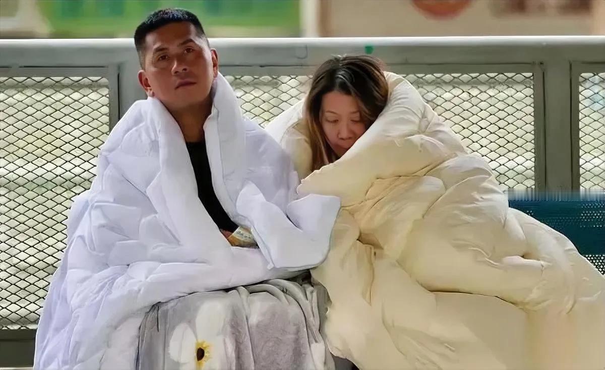 一把火，烧掉的不只是家具。连“家”这个字都被烤焦了。我盯着视频里那排黑窗