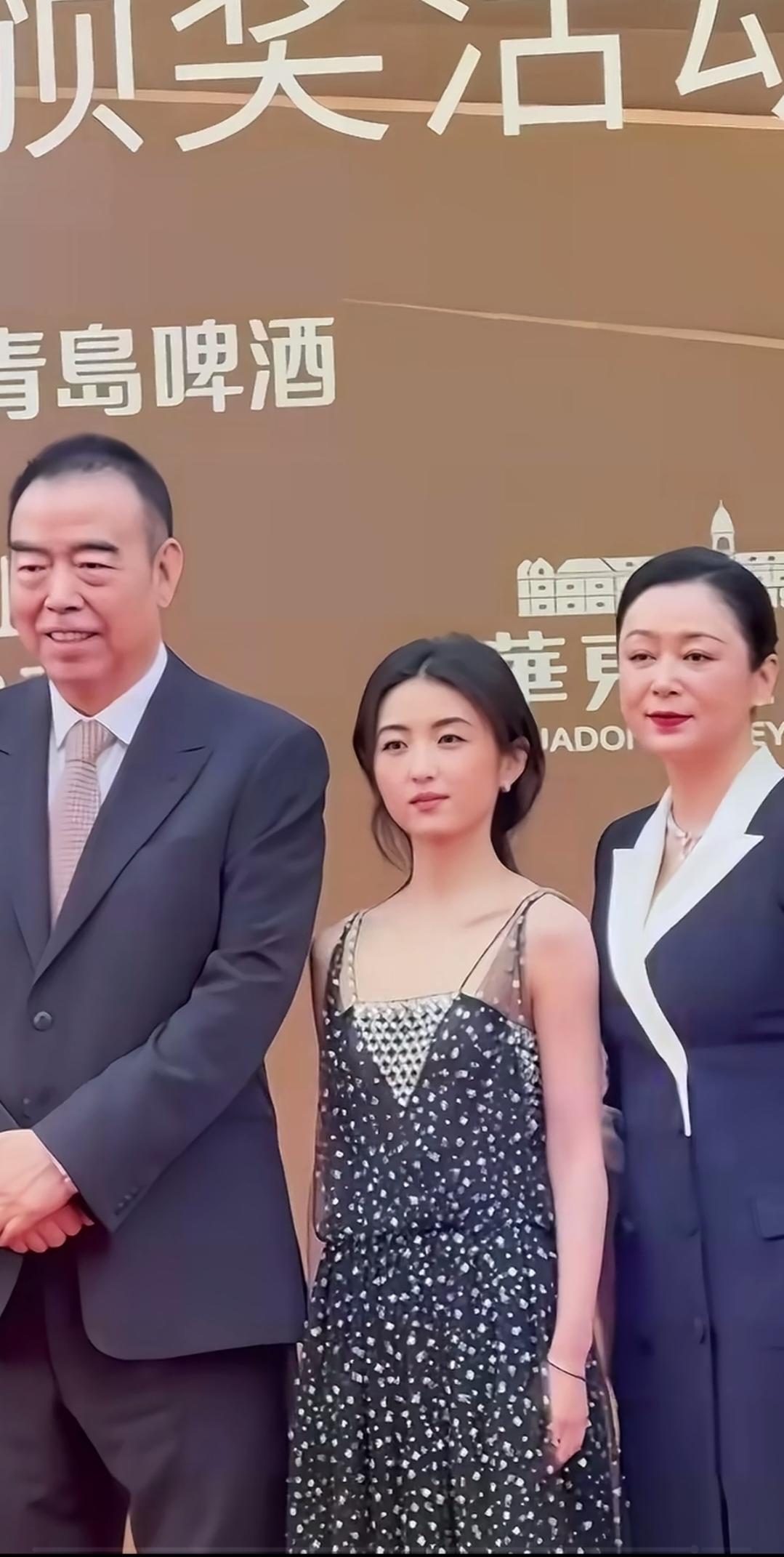 陈红和陈凯歌越来越有夫妻相了。