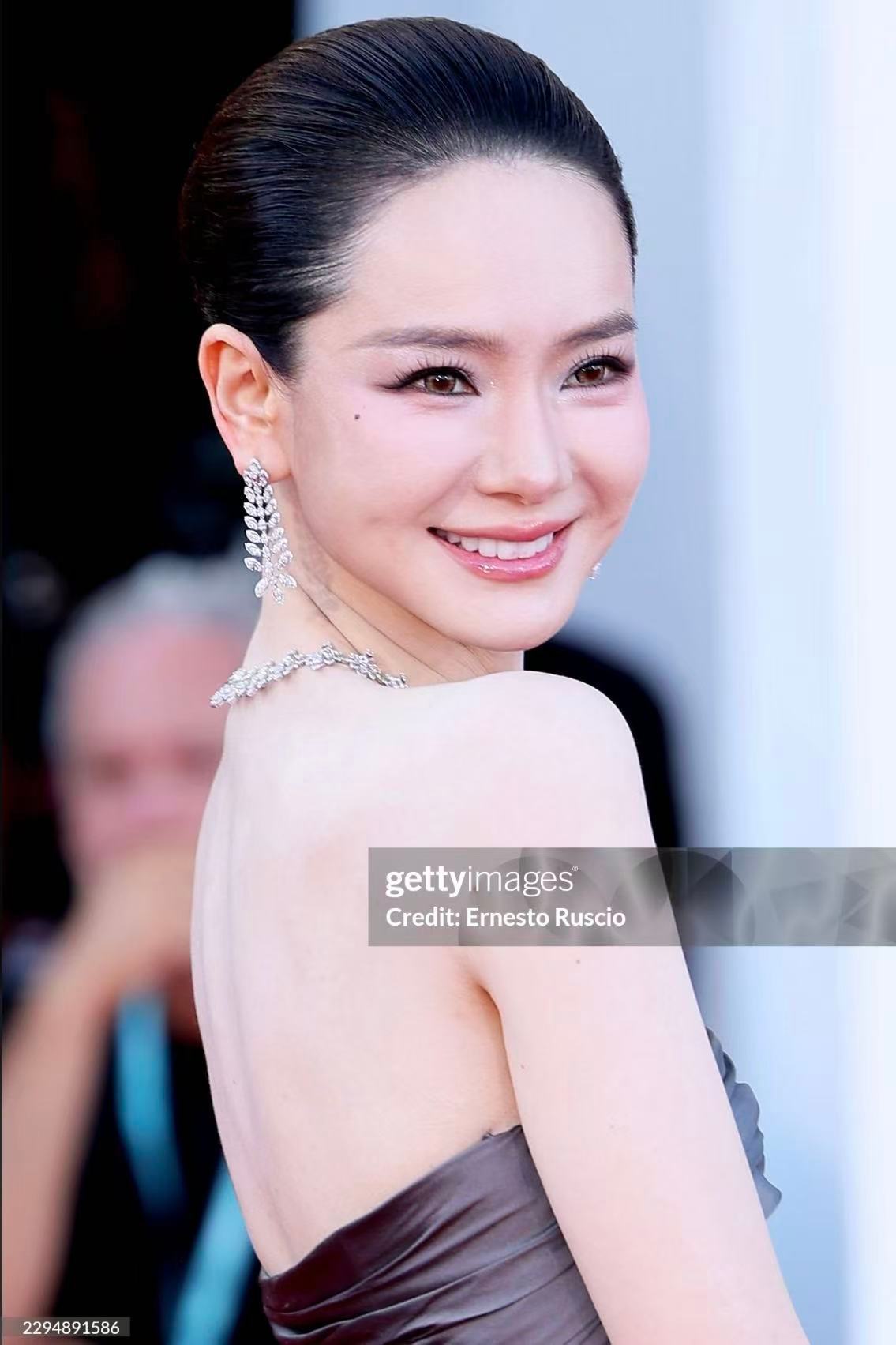 41岁戚薇G社生图状态G社镜头下的戚薇，让我看到了41岁女演员的另一种可能。不