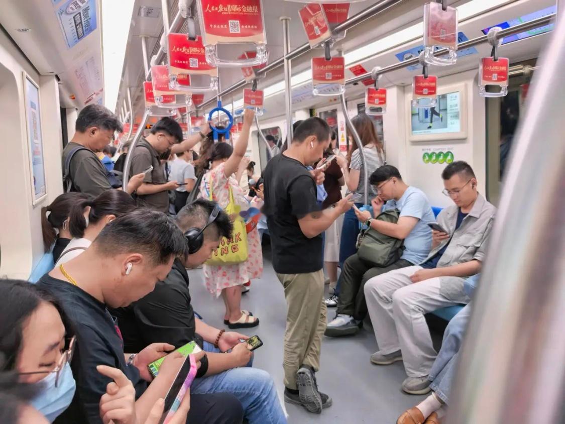 你们真的很累吗？没有一个人给孕妇让坐