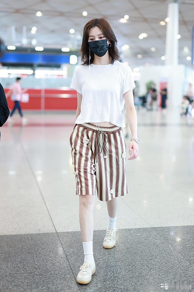 宋妍霏机场私服时髦值拉满！露腰T恤配条纹中裤+小白鞋，休闲随性又透着巧思～​​