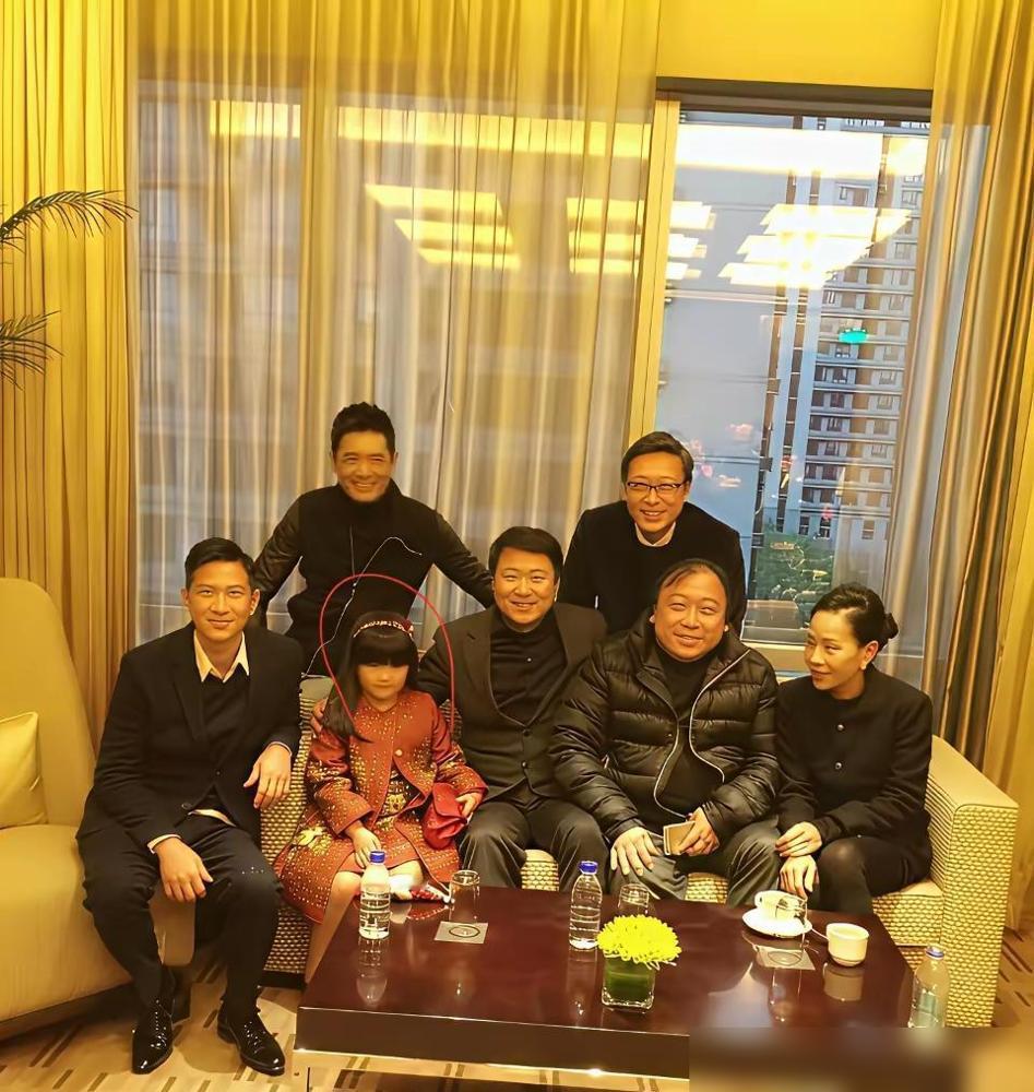 发哥在那儿站得像个刚入职的管家，王晶连半个屁股都不敢坐实，这画面太讽刺了。别