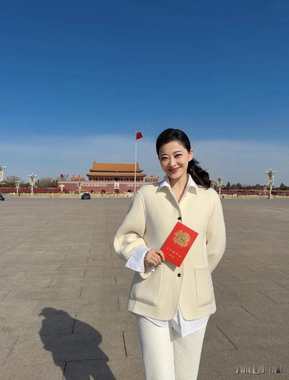 51岁梅婷呈现出一种‌岁月沉淀下的从容与高级感‌。她身着米白色西装套装，手持