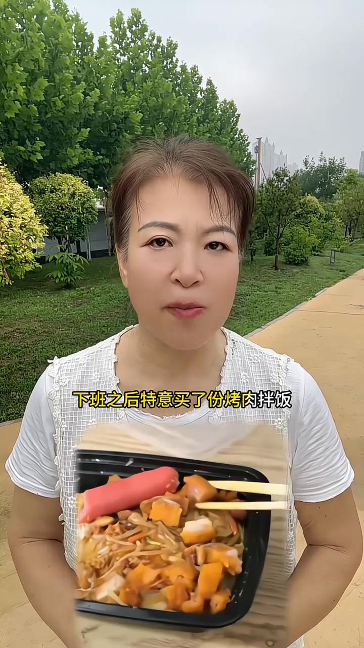 我相信狗鼻子的判断。这一幕确实让人深思。一个大哥辛苦一天，下班之后特意买了份烤