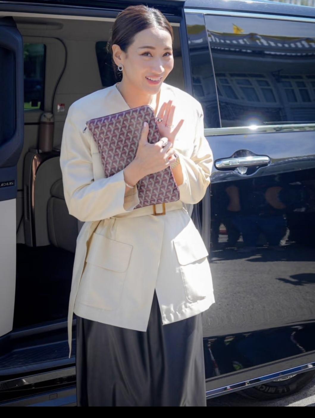 实际上，西那瓦家族的萍通塔更谦和低调。她脸型是瓜子脸，五官凑一起更显柔美，俊俏。