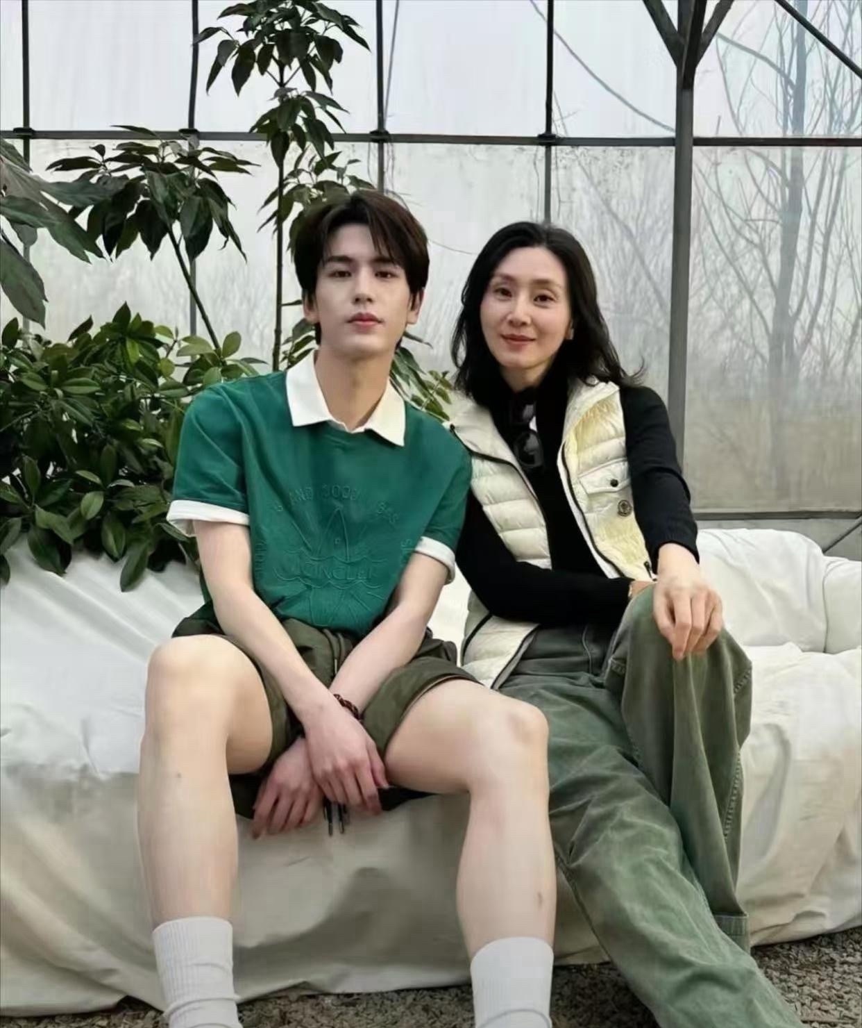 张凌赫妈妈真是又年轻又漂亮