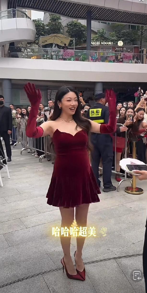 富家女程晓玥真是比女明星还拼，二胎怀孕五个月，她穿着抹胸超短裙，脚踏细高跟鞋出席