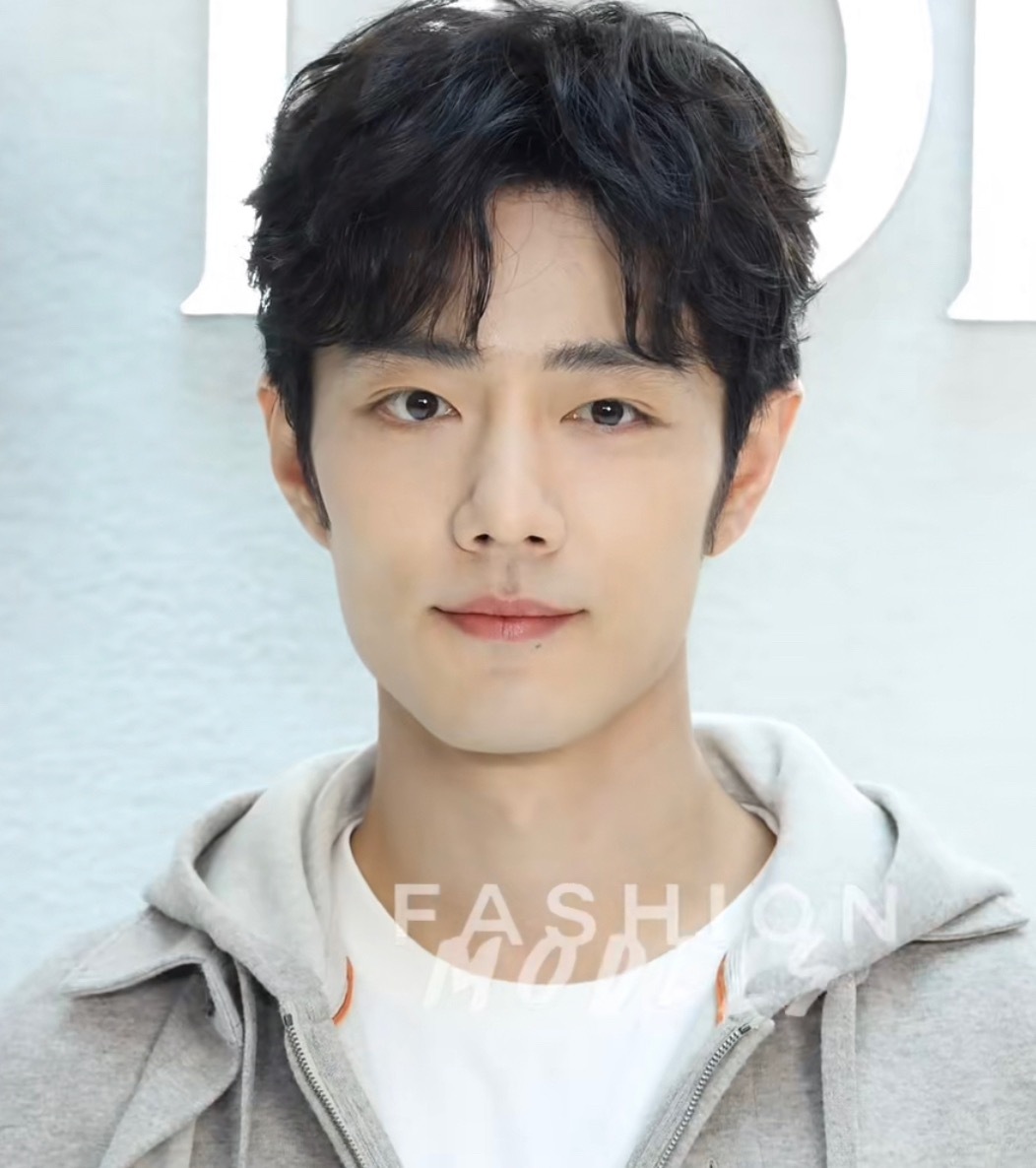 张婧仪澳门肖战张婧仪神仙同框，澳门站台活动这怼脸生图太美丽肖战看见粉丝条幅的反应