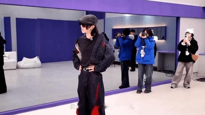 从华晨宇的大师课毕业了华晨宇掰开了揉碎了的把自己的技巧从原创到舞台都传授给选手了