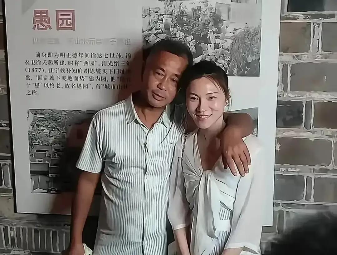 沈巍前脚说对女人没兴趣，后脚就和晓晓亲到拉丝，还天天晒同居日常。粉丝翻出他当年
